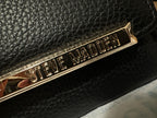 Cartera Steve Madden Negra – Estilo Clutch con Detalle Dorado