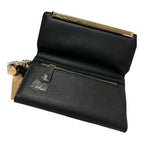 Cartera Steve Madden Negra – Estilo Clutch con Detalle Dorado